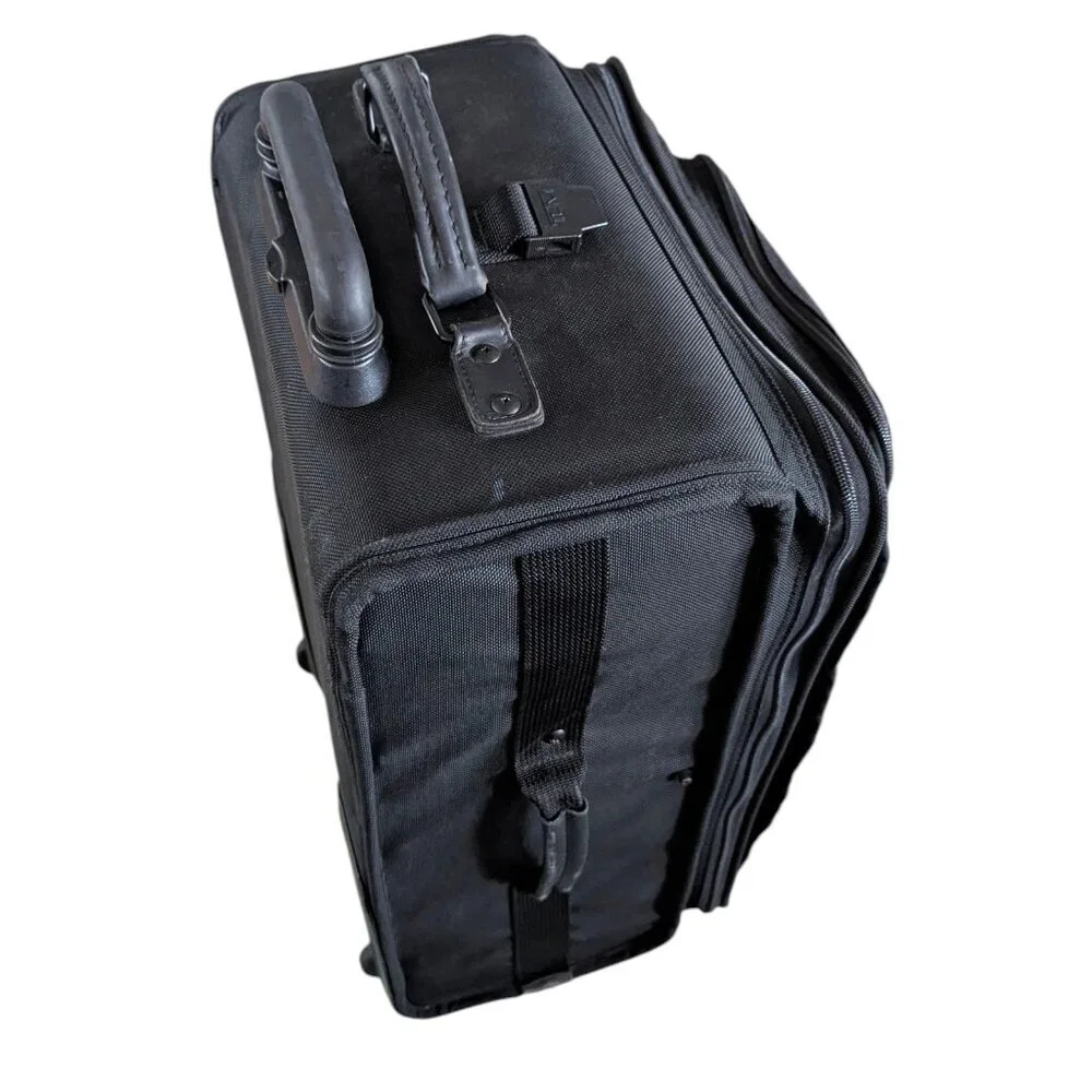 Tumi 23